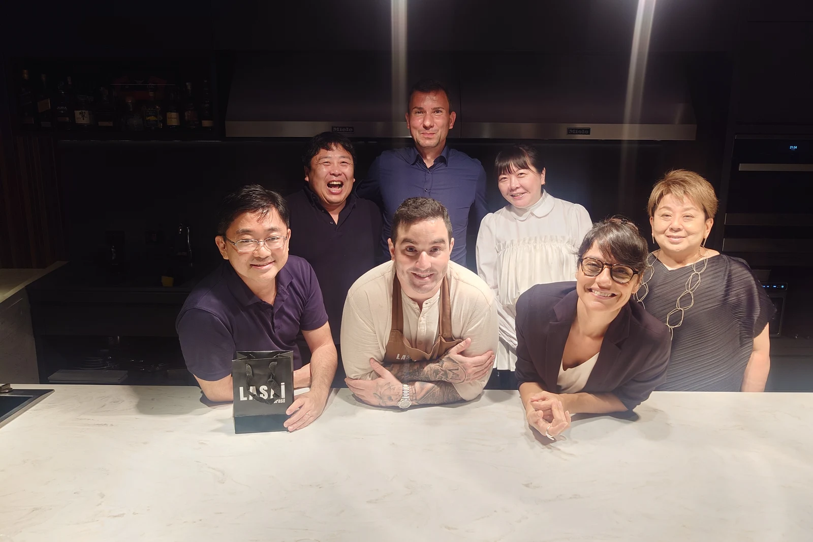 リオ「LASAI」のシェフ・スタッフと。南部美人の箱を添えて