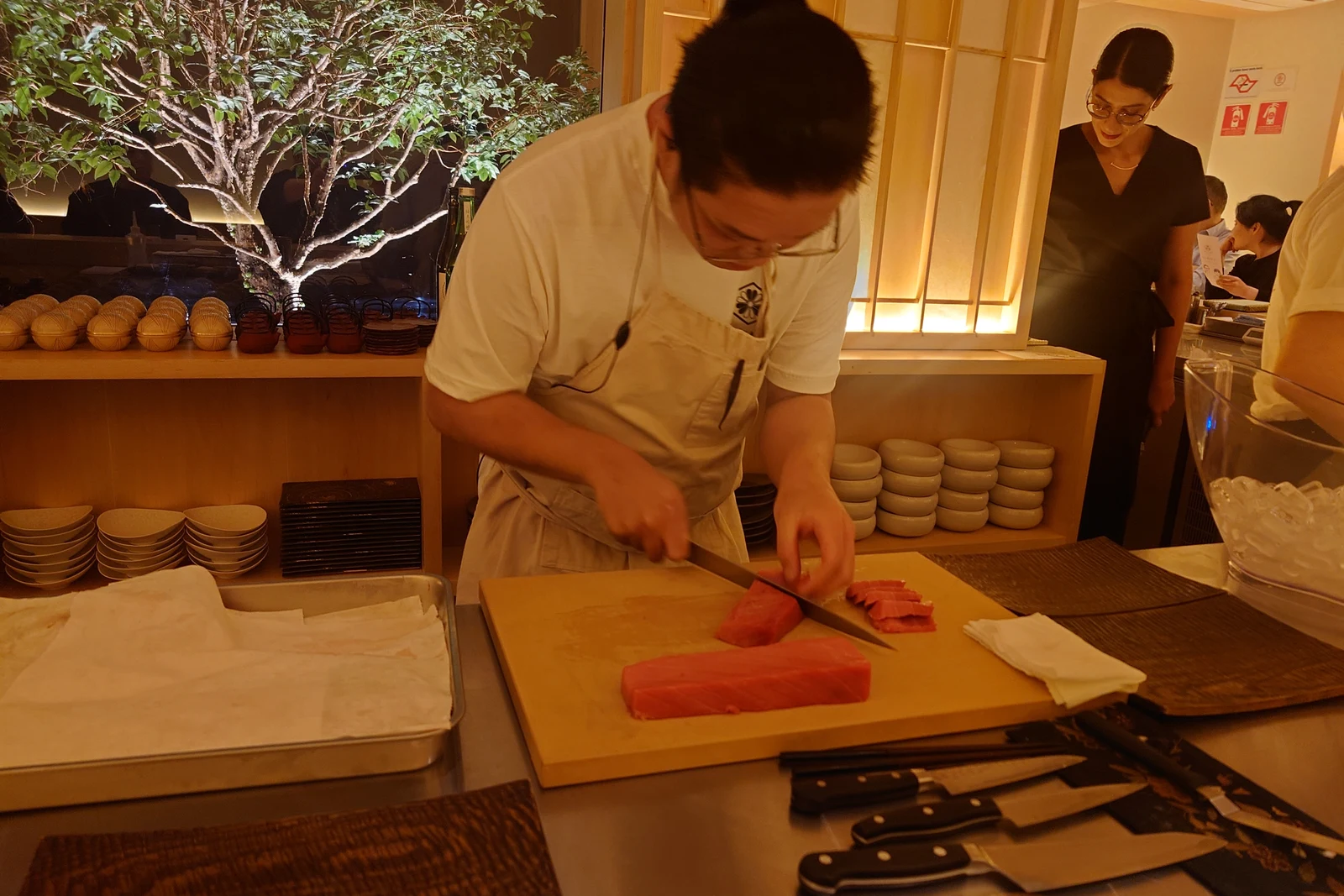 MIYABI の厨房。麻里絵さんとシェフが10時間以上かけてコースを組み上げた