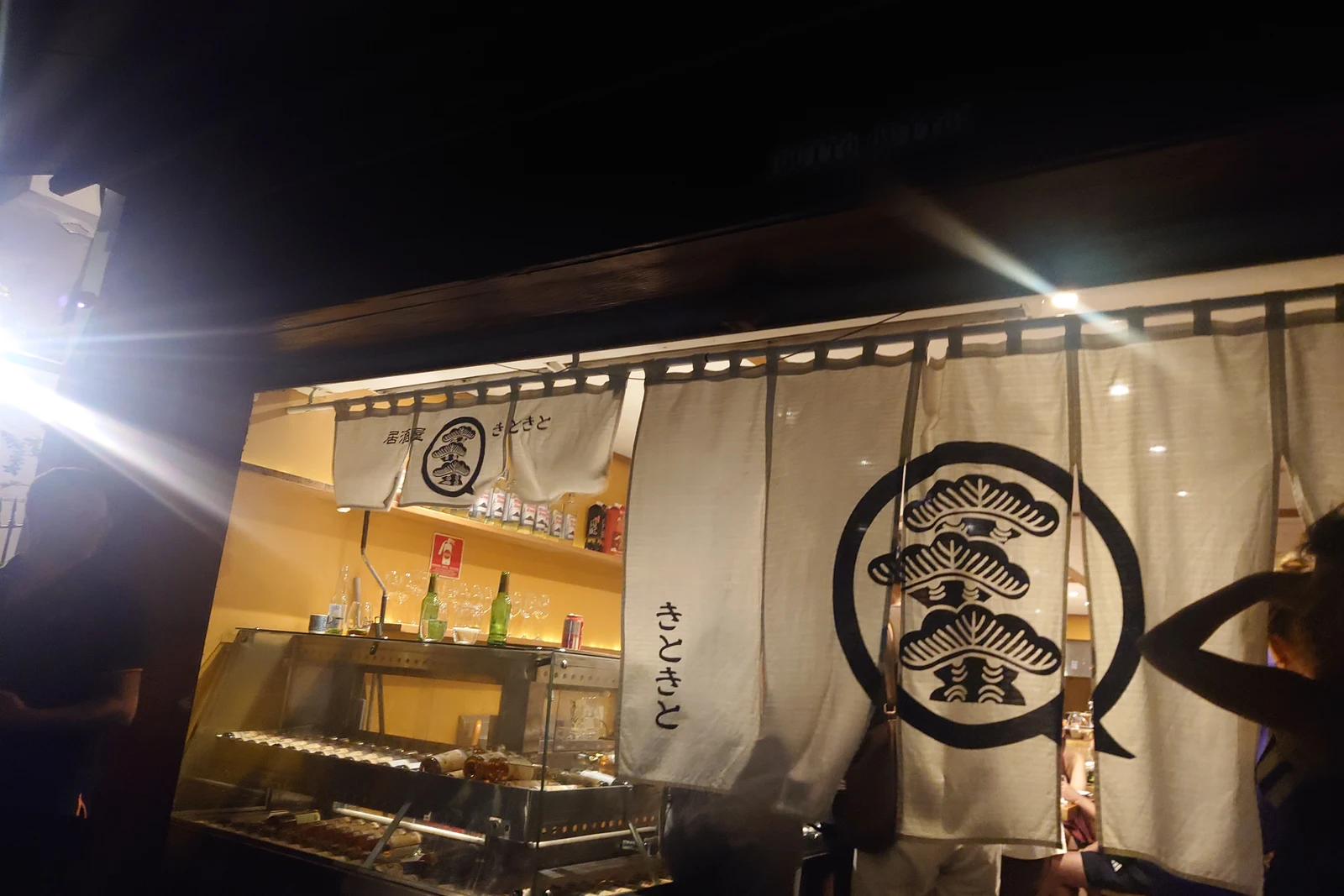 サンパウロの人気居酒屋「QUITO QUITO」。外まで行列が続く