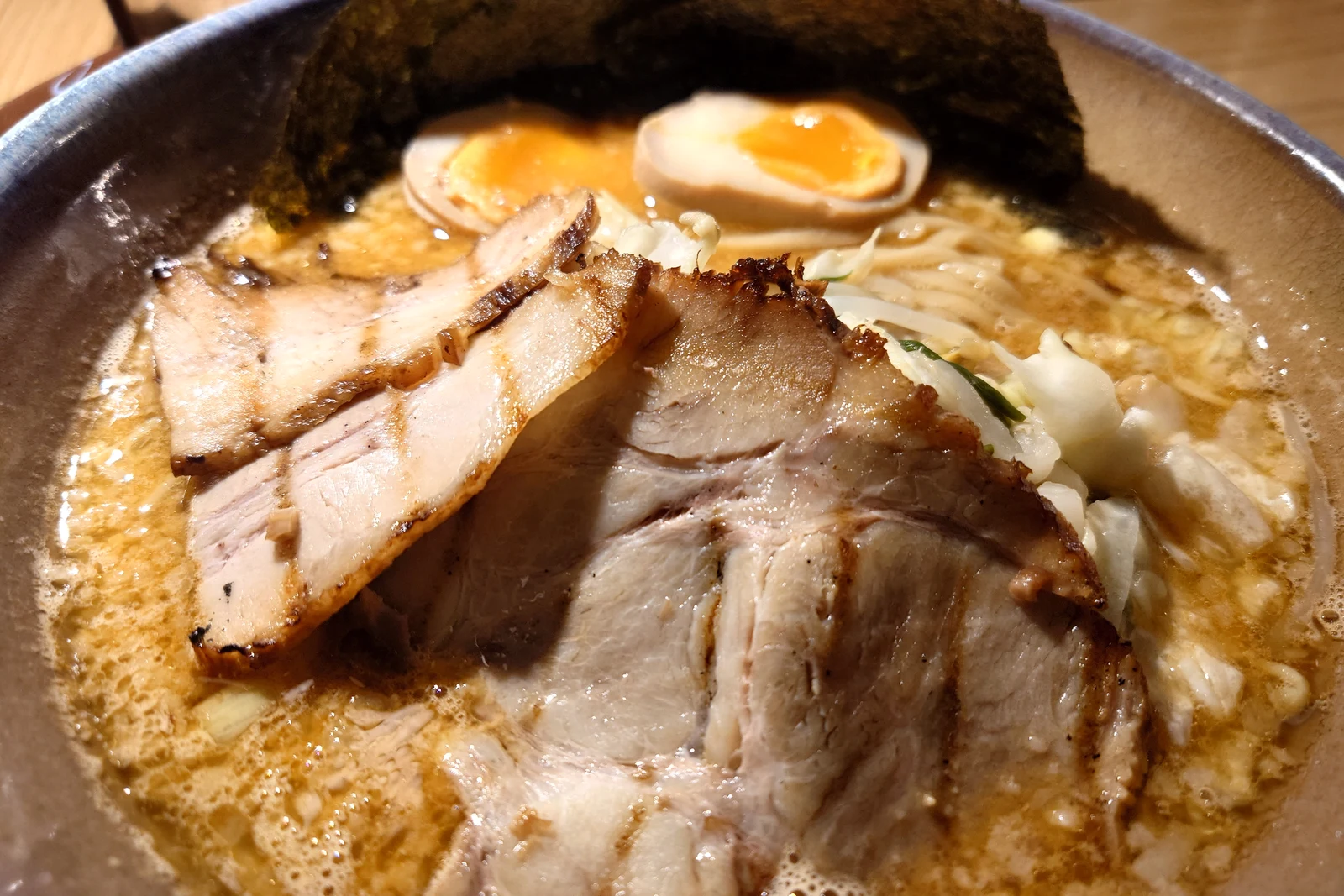 ブラジル人女性チームが切り盛りする「JOJO ラーメン」の味噌ラーメン