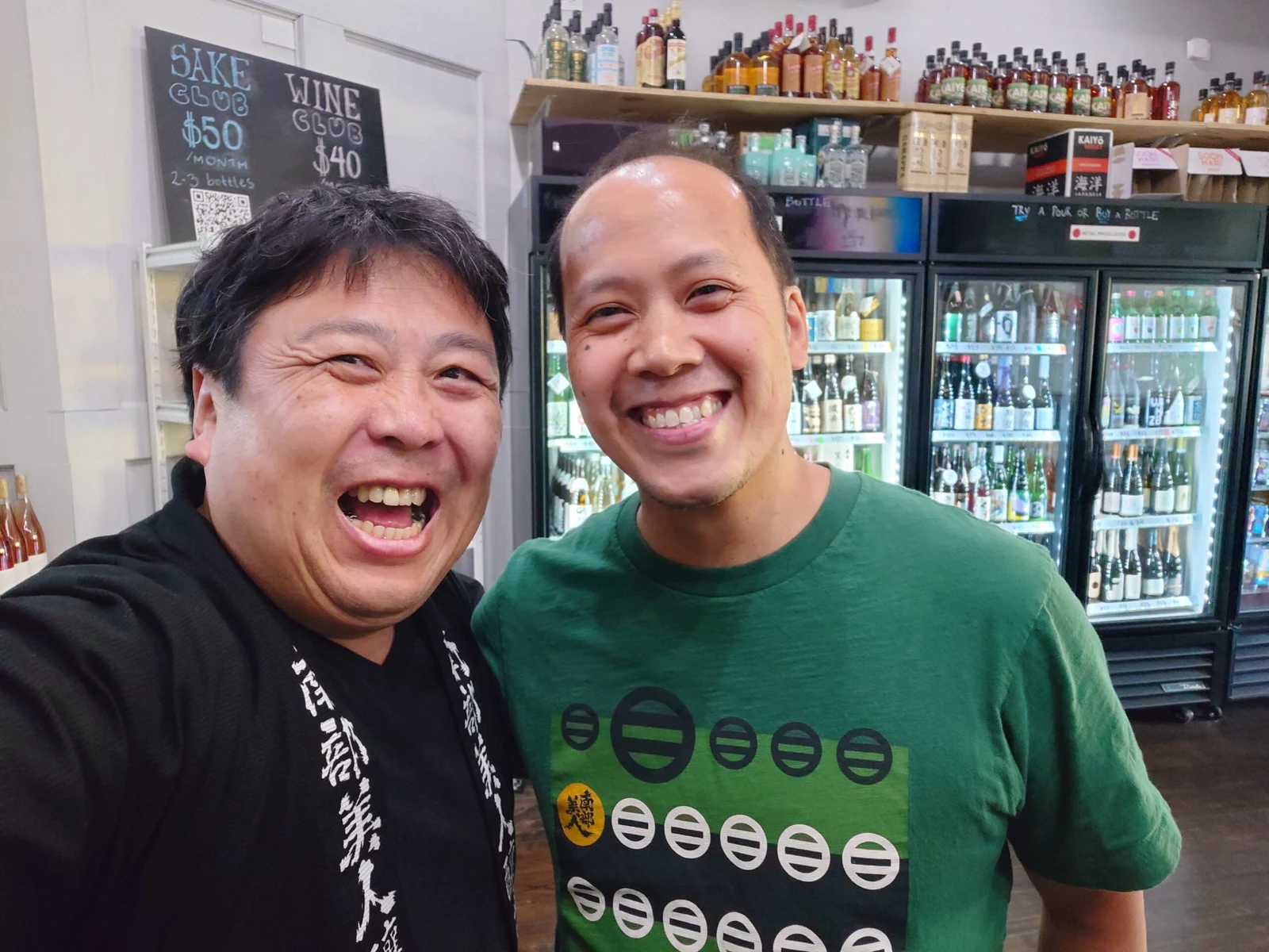Konbini&Kanpai のオーナーは、南部美人とユニクロのコラボTシャツで現れてくれた